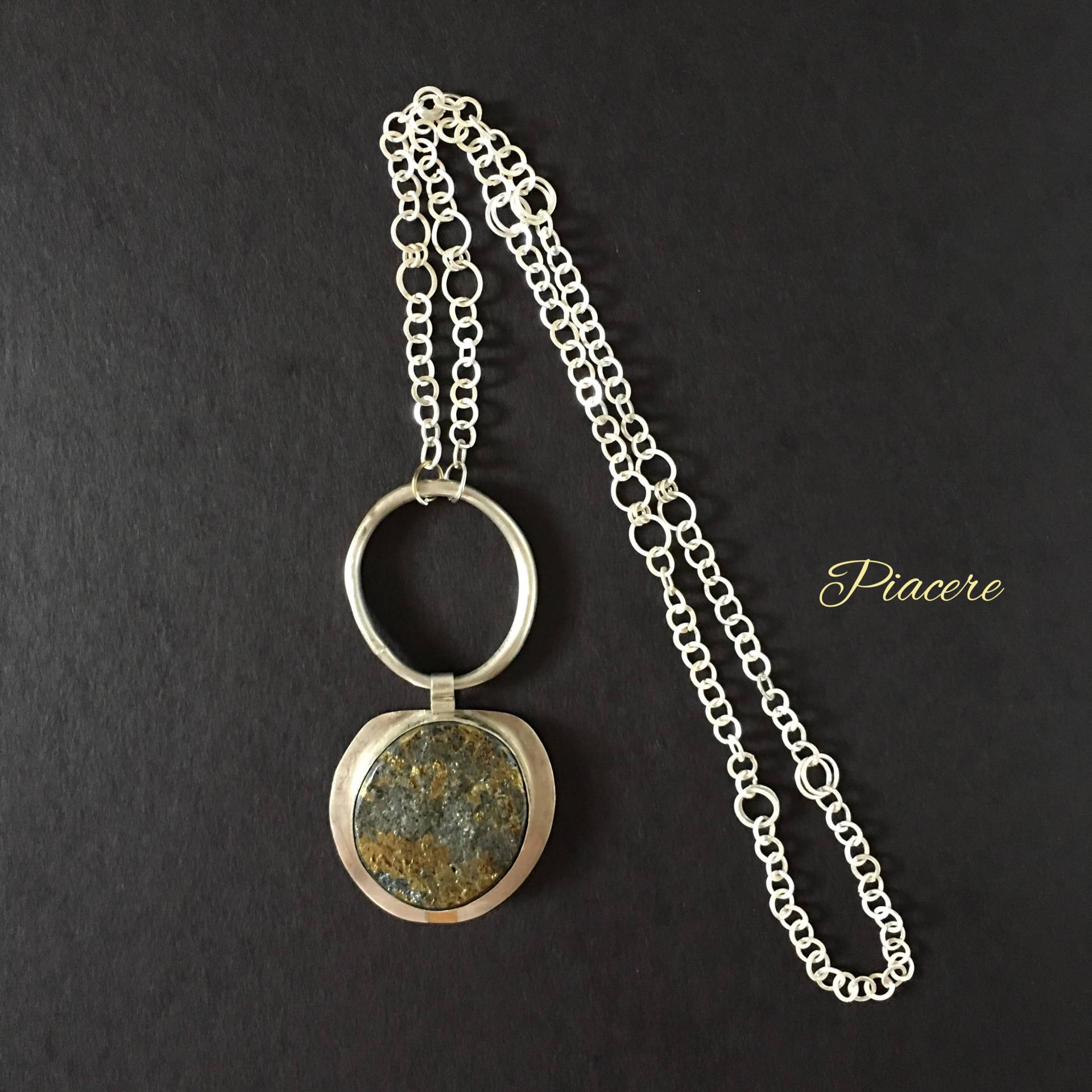 Handgemachte Kette Aus Sterlingsilber Mit Großem Sterlingsilber-Creolen Und Pyrit-Markasit-Anhänger Handgemachte Kette Aus Sterlingsilber Mit Großem Sterlingsilber-Creolen Und Pyrit-Markasit-Anhänger von CrafterPiacere
