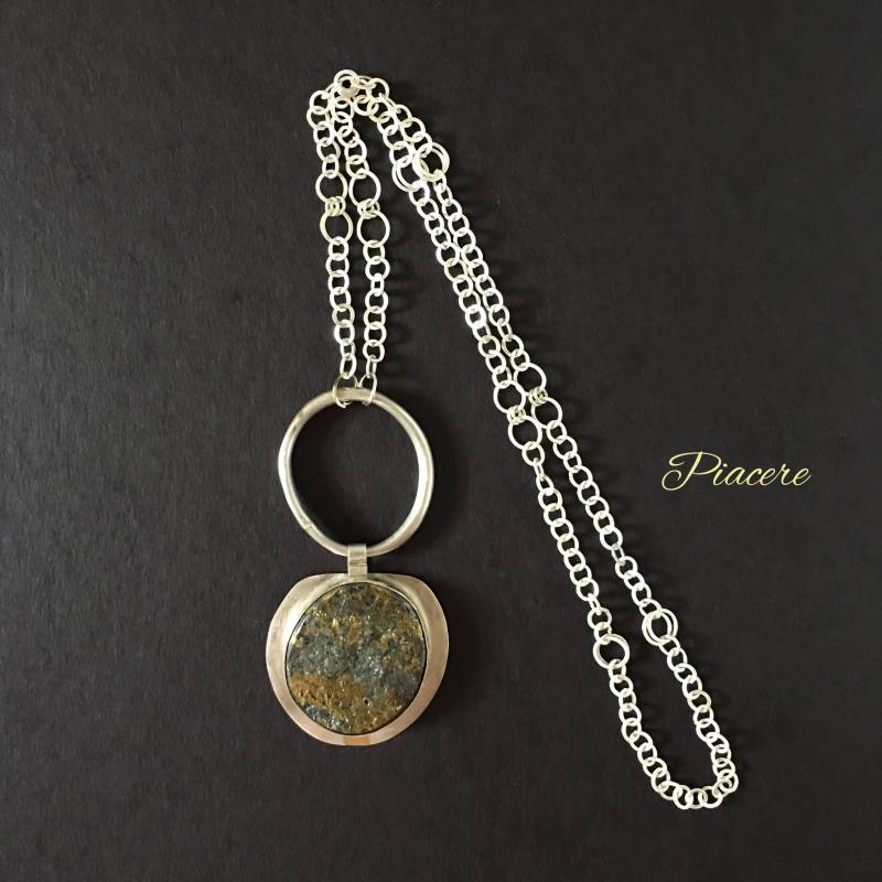 Handgemachte Kette Aus Sterlingsilber Mit Großem Sterlingsilber-Creolen Und Pyrit-Markasit-Anhänger Handgemachte Kette Aus Sterlingsilber Mit Großem Sterlingsilber-Creolen Und Pyrit-Markasit-Anhänger von CrafterPiacere