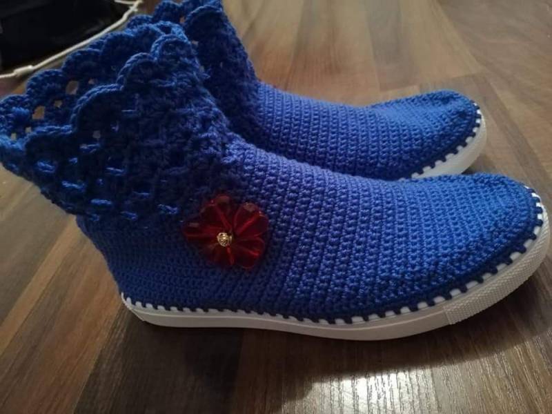 Crochet Crafterly Boots, Blau & Weiß, Rote Blume Crochet Crafterly Boots, Blau & Weiß, Rote Blume von CrafterlyShoes