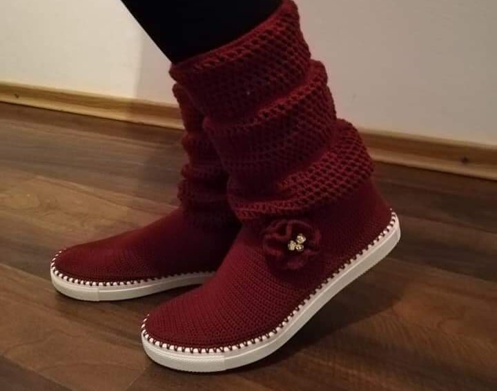 Gehäkelte Stiefel Rote Rose Design, Handgefertigte Cotton-Mix Schuhe Gehäkelte Stiefel Rote Rose Design, Handgefertigte Cotton-Mix Schuhe von CrafterlyShoes