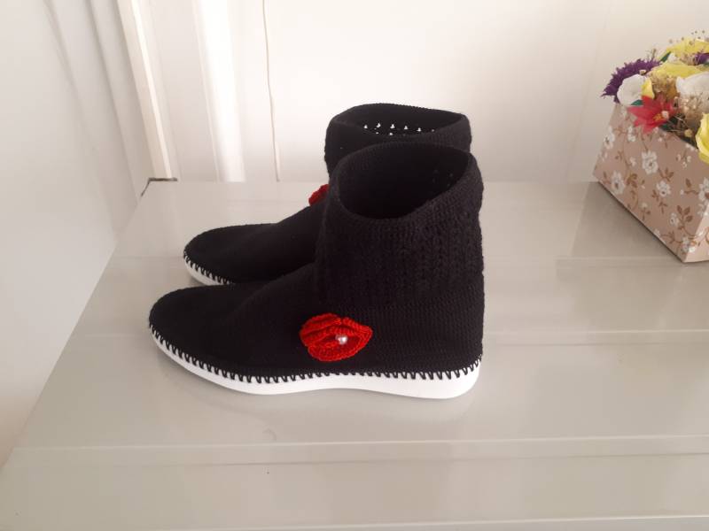 Crochet Crafterly Boots, Schwarz Und Rot Crochet Crafterly Boots, Schwarz Und Rot von CrafterlyShoes