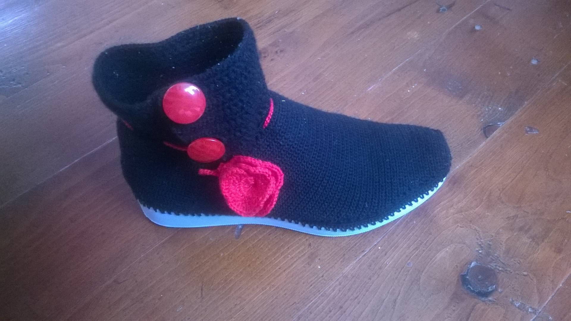 Gehäkelte Stiefel Schwarz-Weiße Wollschuhe Mit Roter Rose Gehäkelte Stiefel Schwarz-Weiße Wollschuhe Mit Roter Rose von CrafterlyShoes