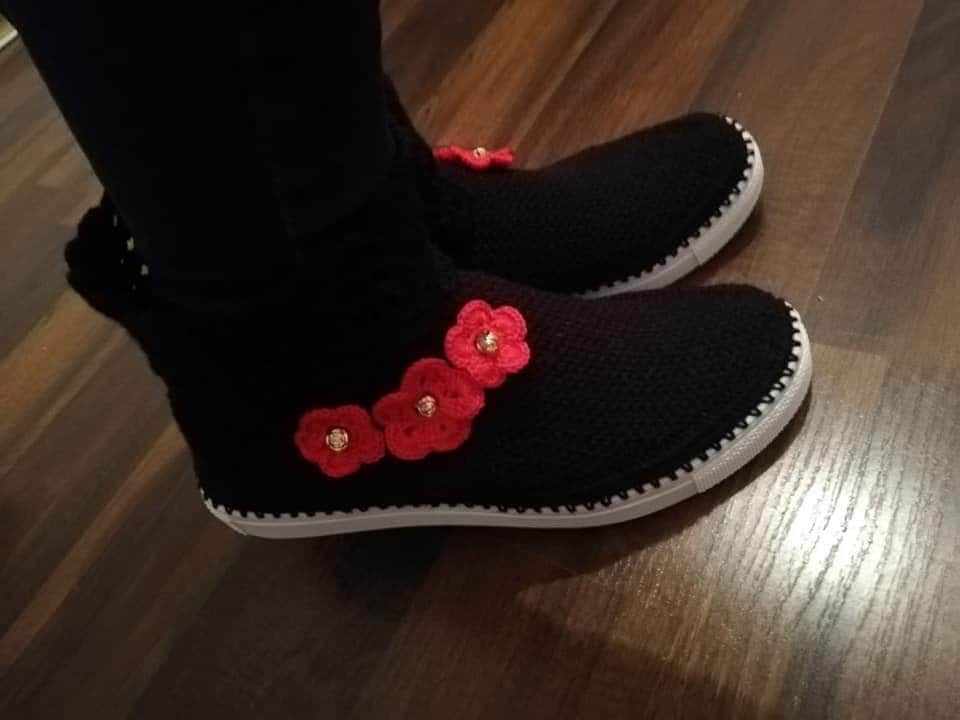 Gehäkelte Crafterly Boots, Schwarz, 3 Rosen Gehäkelte Crafterly Boots, Schwarz, 3 Rosen von CrafterlyShoes