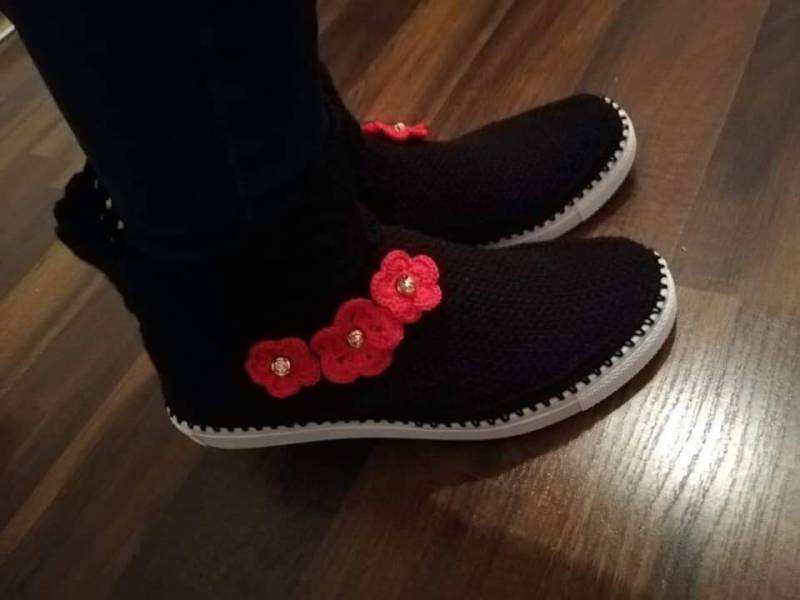 Gehäkelte Crafterly Boots, Schwarz, 3 Rosen Gehäkelte Crafterly Boots, Schwarz, 3 Rosen von CrafterlyShoes