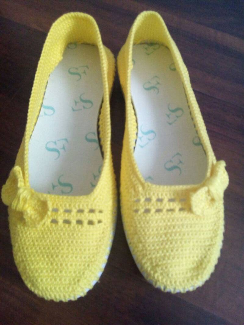 Gehäkelte Crafterly Espadrilles, Weiß & Gelb, Gelbes Band von CrafterlyShoes
