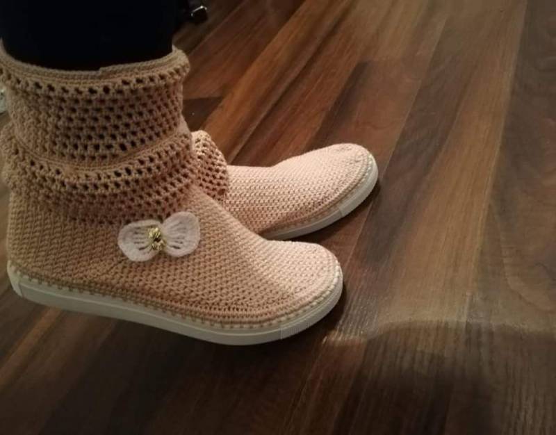 Gehäkelte Stiefel, Beige & Weiß, Niedliche Weiße Blume Gehäkelte Stiefel, Beige & Weiß, Niedliche Weiße Blume von CrafterlyShoes