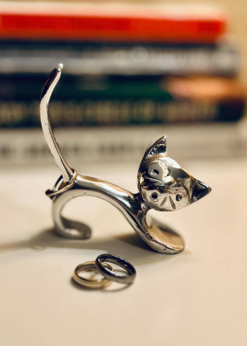 Handgefertigter Metallringhalter Für Katzen Handgefertigter Metallringhalter Für Katzen von Craftibus