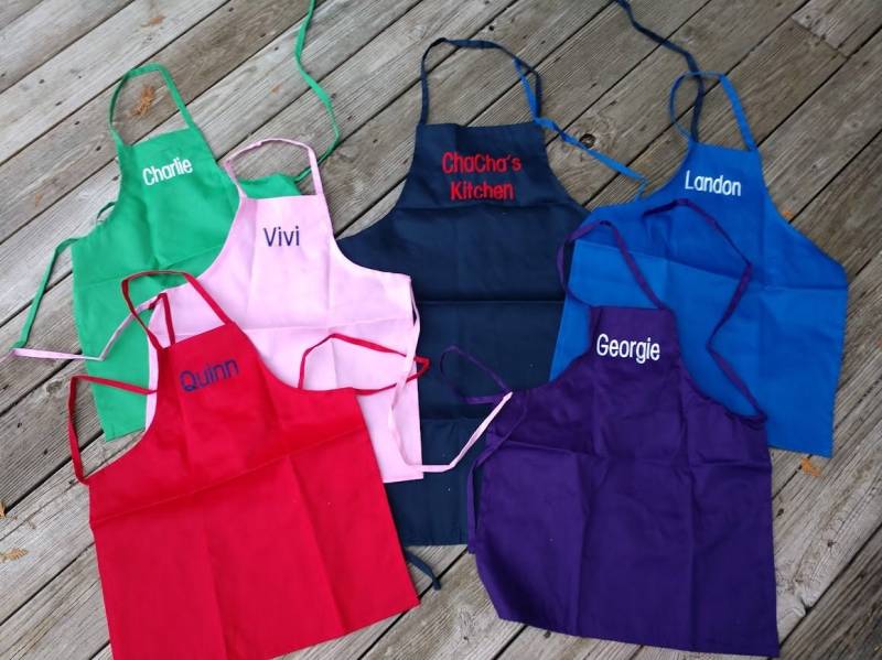 Monogrammierte Schürze Für Frauen, Kleinkinder Und Kinder, Personalisierte Zum Backen, Kunst, Partygeschenke, Einzigartiges Lehrergeschenk, Mutter von Crafting4Caleb