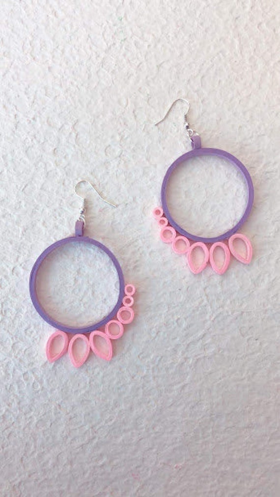 Lila Rosa Runde Form Quilling Ohrringe, Papierschmuck, Papier Gefederte Ohrringe Lila Rosa Runde Form Quilling Ohrringe, Papierschmuck, Papier Gefederte Ohrringe von Craftlate