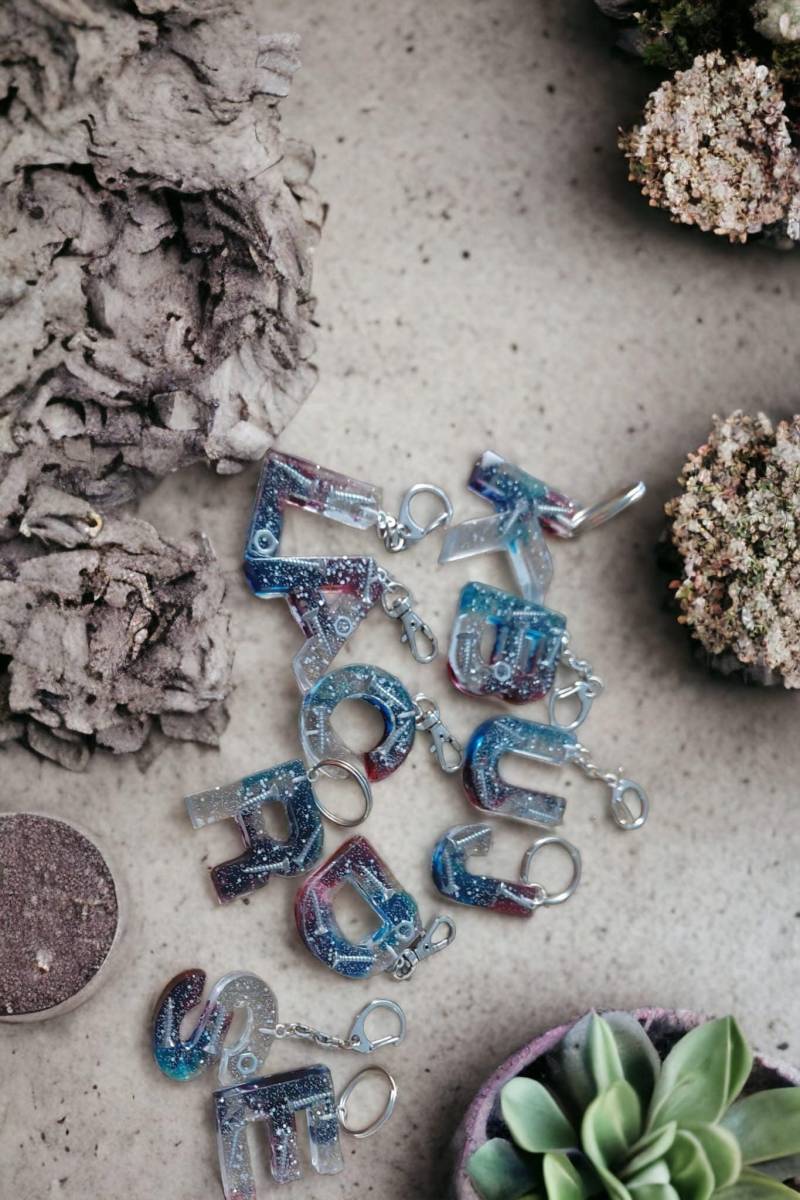 Buchstaben Schlüsselanhänger Aus Resin Mit Schrauben , Gastgeschenke, Initial Anhänger Buchstaben Schlüsselanhänger Aus Resin Mit Schrauben , Gastgeschenke, Initial Anhänger von CraftonVonMartina