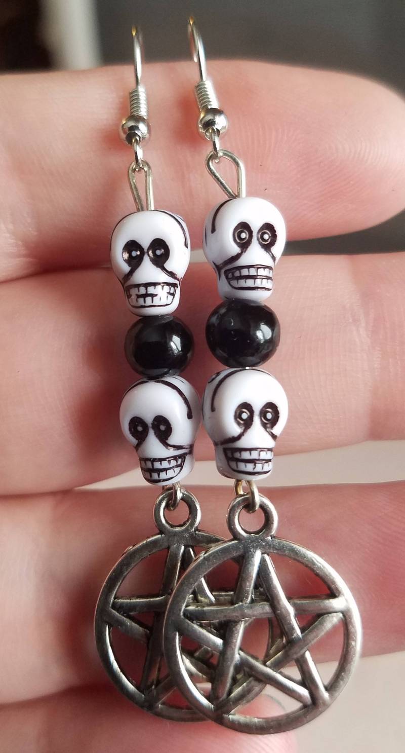 Weißen Totenkopf Pentagramm Handgefertigte Ohrringe Gothic Halloween Schmuck Weißen Totenkopf Pentagramm Handgefertigte Ohrringe Gothic Halloween Schmuck von CraftsByMissAmira