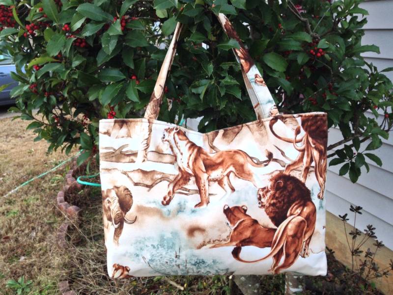 Löwen Und Elefanten Tote Bag, Stofftasche, Schultertasche, Geschenke, Wickeltasche, Büchertasche von CraftsByNess