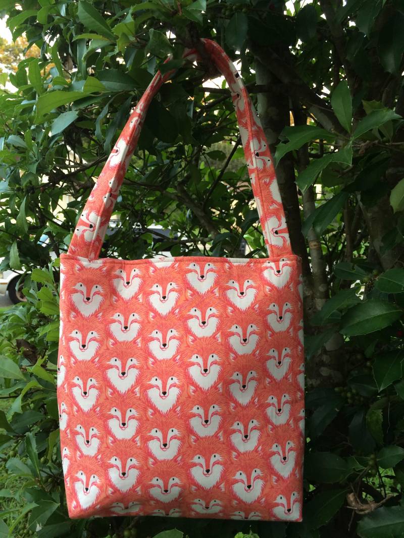 Handgemachte Waldfüchse Baumwolltasche Mit Korallen Print von CraftsByNess