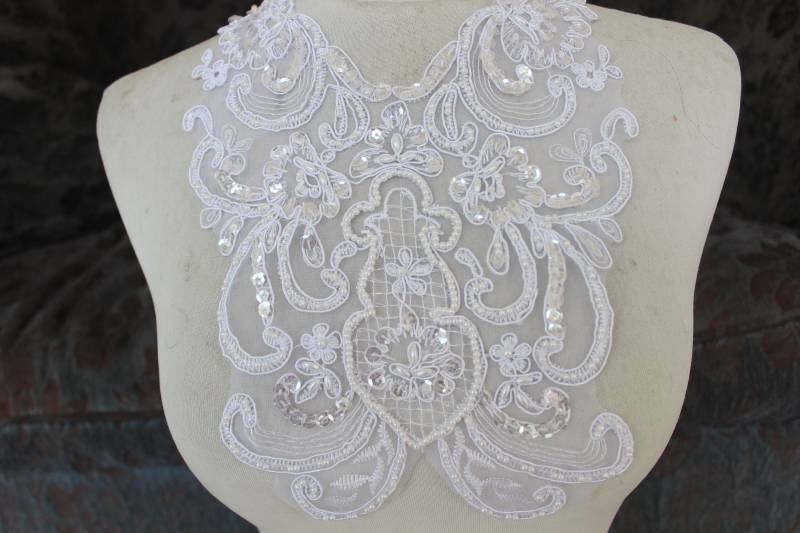 1 Stück Weiße Bestickte Und Gefädelte Organza Applikation von CraftsWarehouseHub