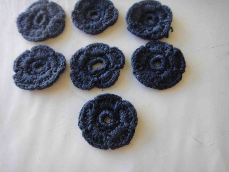 7 Stück Wunderschöner Gehäkelter Blume Dunkel Blau Applikation von CraftsWarehouseHub