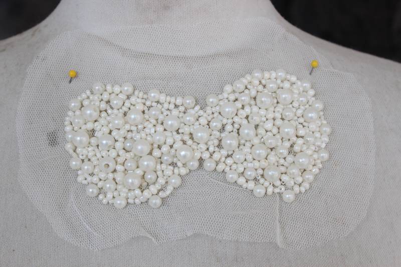 Bestickt Und Perlen Schleife Applikation Off White Farbe 1 Stück Angebot von CraftsWarehouseHub