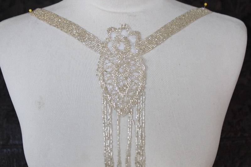 Cute Gestickt Und Perlen Applikation 12 Zoll Um Den Hals 10 Breit Von Der Mitte Bis Zur Unterseite 2 1/2 von CraftsWarehouseHub