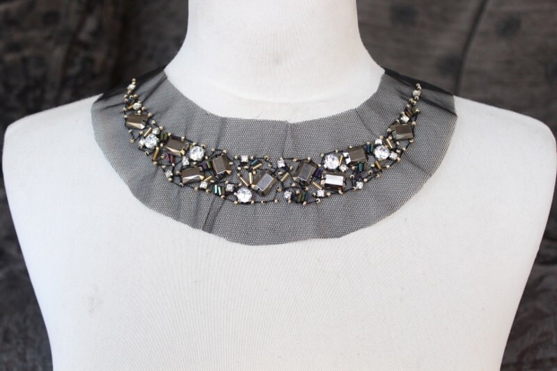 Farbe Schwarz Bestickt Und Perlen Applikation Mit Strass 10 1/2 Zoll Lang 1 Breit in Der Mitte von CraftsWarehouseHub