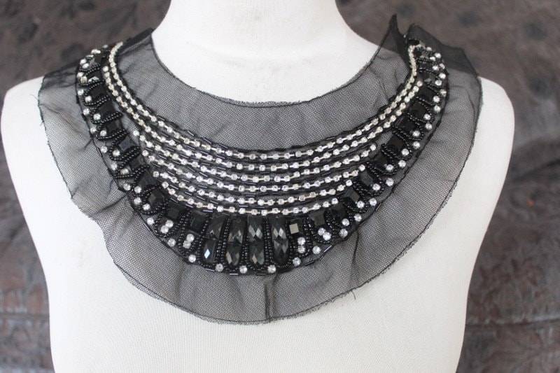 Nette Farbe Bestickt Und Perlen Applikation Mit Strass von CraftsWarehouseHub