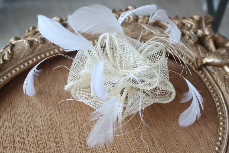 Nette Farbe Elfenbein Blume Mit Feder-Clip Zurück 1 Stück Angebot Große Größe Nette Farbe Elfenbein Blume Mit Feder-Clip Zurück 1 Stück Angebot Große Größe von CraftsWarehouseHub