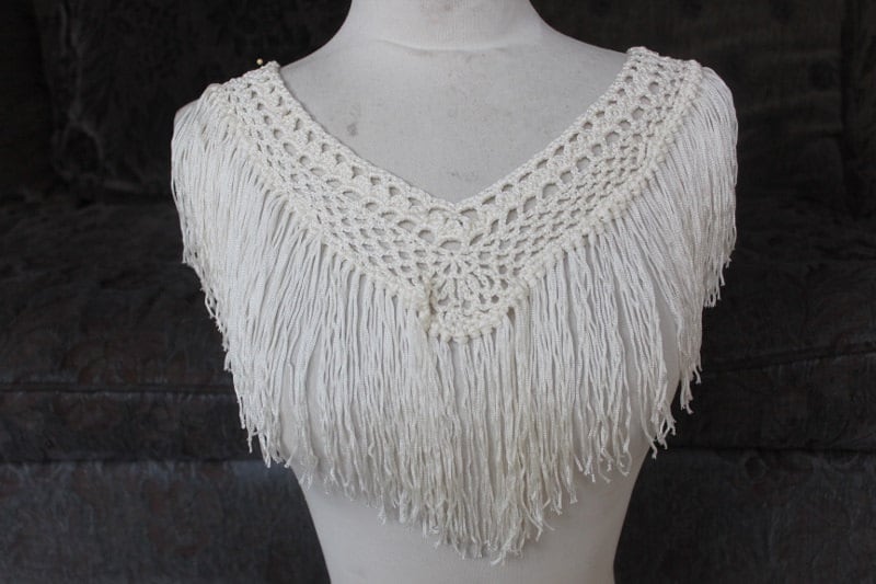 Nette Gehäkelte Applikation Weiße Farbe 17 cm Breit Am Hals 1 1/2 An Der Schulter 3 in Mitte von CraftsWarehouseHub