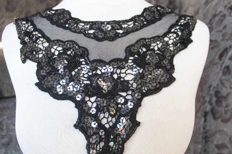 Nette Gestickte Applikation Mit Farbfolge Schwarze Farbe 1 Stück Auflistung 17 1/2 Zoll Von Schulter Zu 8 cm Lang in Der Mitte von CraftsWarehouseHub