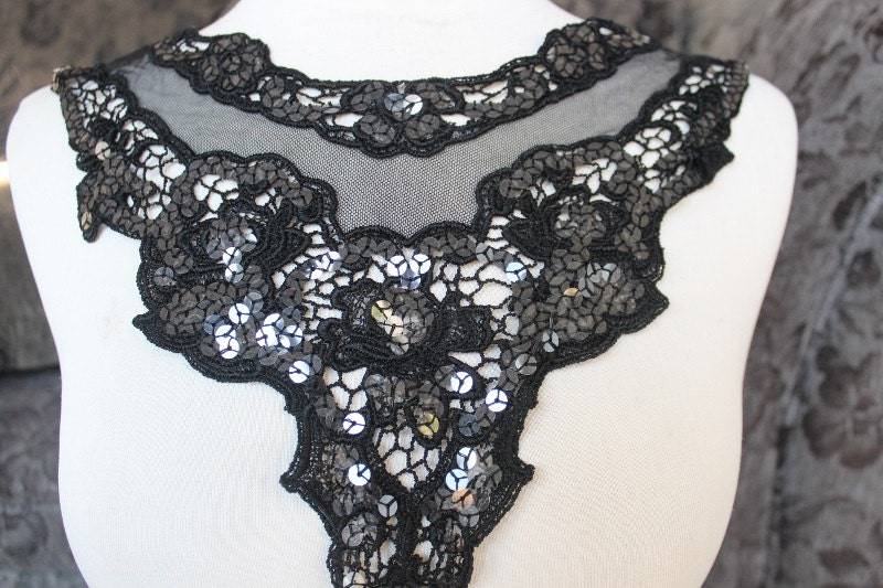 Nette Gestickte Applikation Mit Farbfolge Schwarze Farbe 1 Stück Auflistung 17 1/2 Zoll Von Schulter Zu 8 cm Lang in Der Mitte von CraftsWarehouseHub