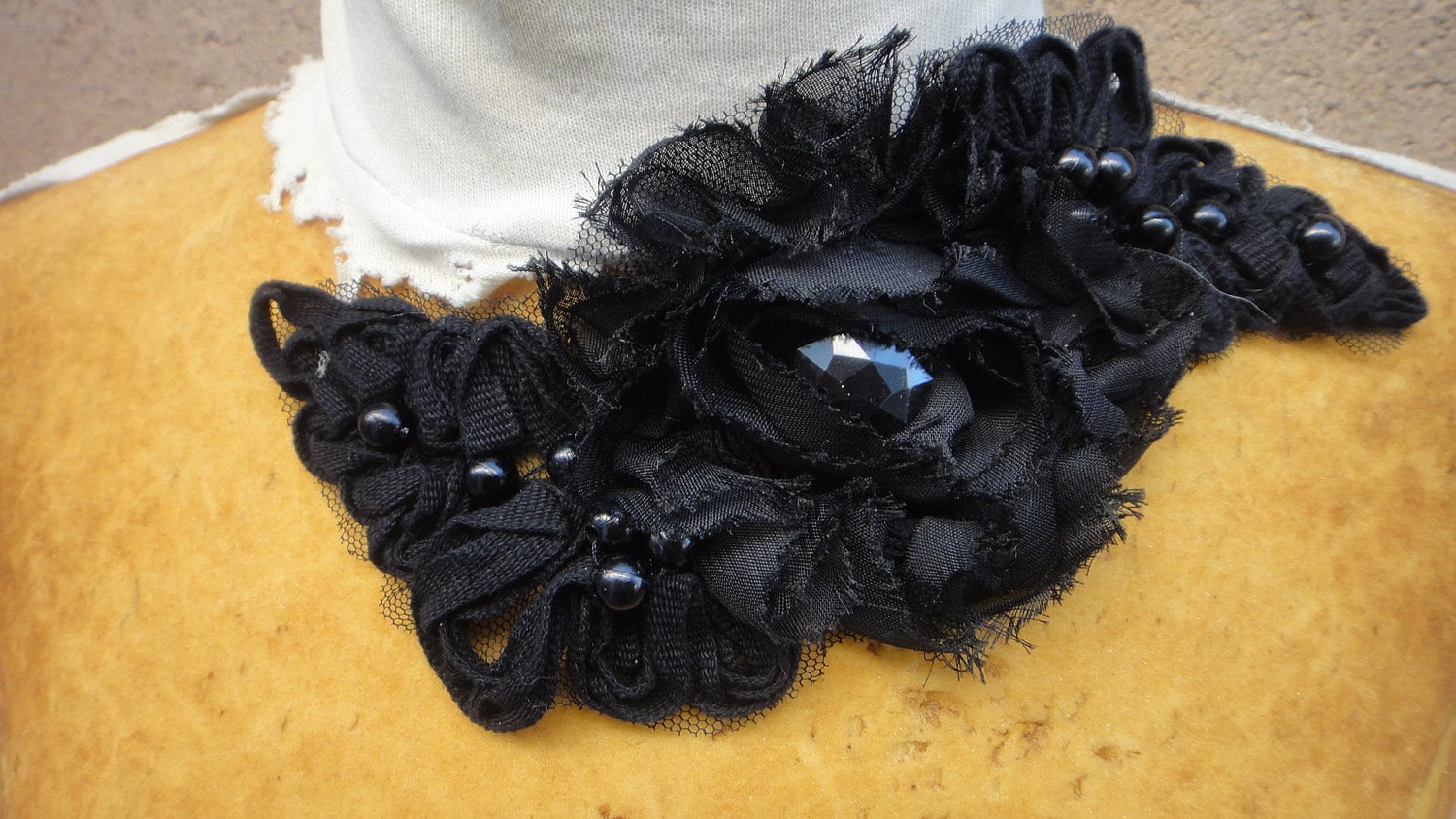 Nette Gestickte Und Perlenbesetzte Blumenapplikation Schwarze Farbe 1 Stück von CraftsWarehouseHub