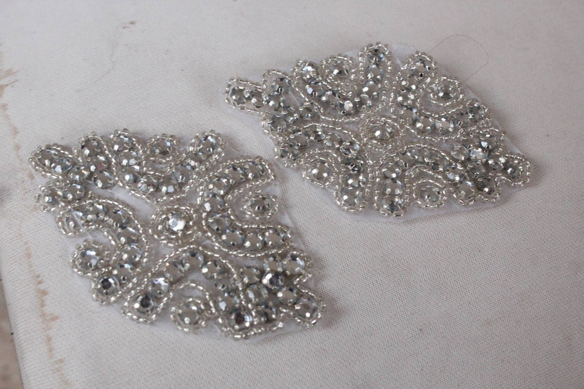 Niedlich Bestickt Und Perlen Applikation Mit Strass 2 Stück Angebot 3 1/2 Zoll Breit 1 Lang von CraftsWarehouseHub