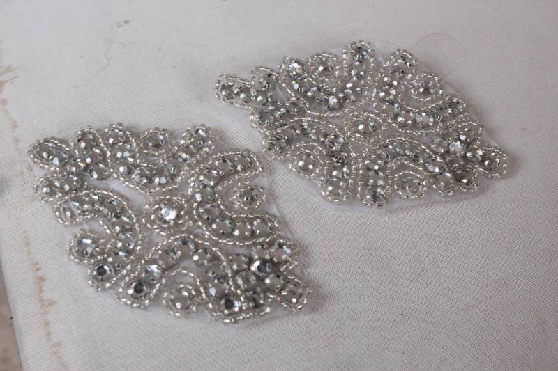 Niedlich Bestickt Und Perlen Applikation Mit Strass 2 Stück Angebot 3 1/2 Zoll Breit 1 Lang von CraftsWarehouseHub