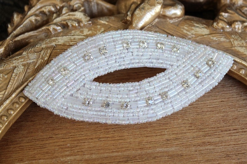 Niedlich Bestickt Und Perlen Applikation Mit Strass Weiße Farbe 1 Stück Angebot 4 1/2 Zoll Lang 2 Breit in Der Mitte Niedlich Bestickt Und Perlen Applikation Mit Strass Weiße Farbe 1 Stück Angebot 4 1/2 Zoll Lang 2 Breit in Der Mitte von CraftsWarehouseHub