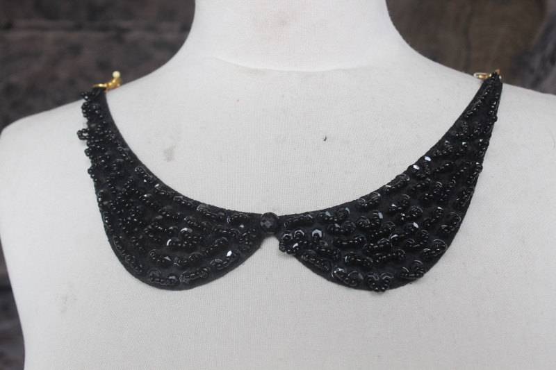 Niedlich Bestickt Und Perlen Applikationen Farbe 13 Zoll Um Hals von CraftsWarehouseHub