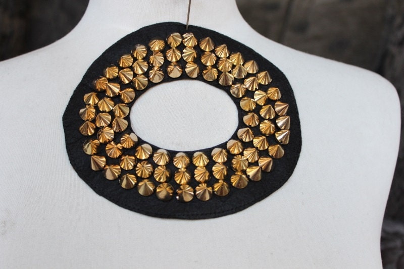 Niedlich Bestickt Und Perlen Applique 6 Zoll Im Durchmesser 1 1/2 Breit Niedlich Bestickt Und Perlen Applique 6 Zoll Im Durchmesser 1 1/2 Breit von CraftsWarehouseHub