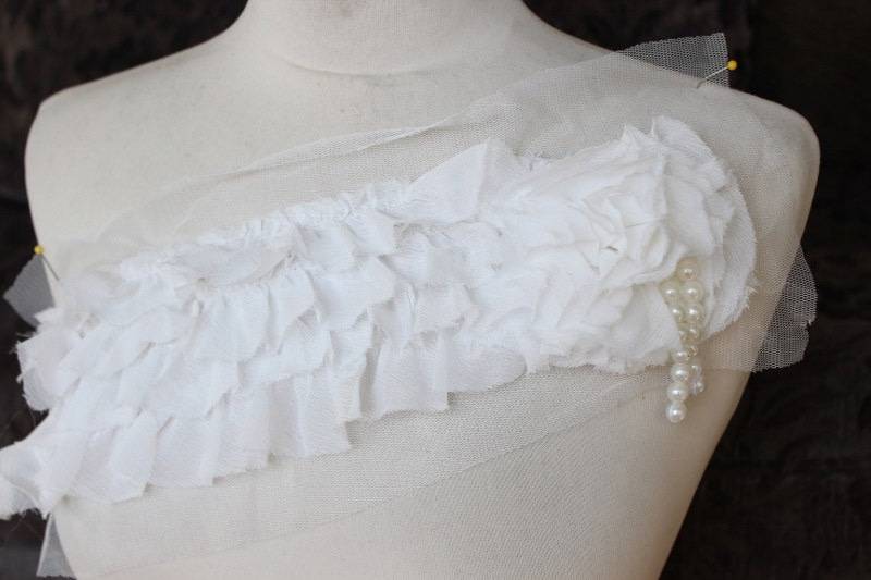 Niedlich Bestickt Und Perlen Chiffon Blumen Applikation, Die Weiße Farbe von CraftsWarehouseHub