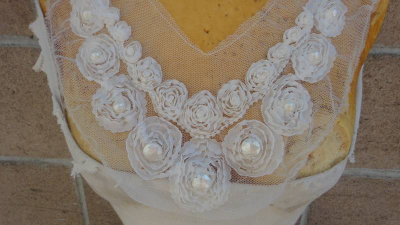 Niedlich Bestickt Und Perlen Chiffon Blumen Applikation Elfenbein Farbe von CraftsWarehouseHub