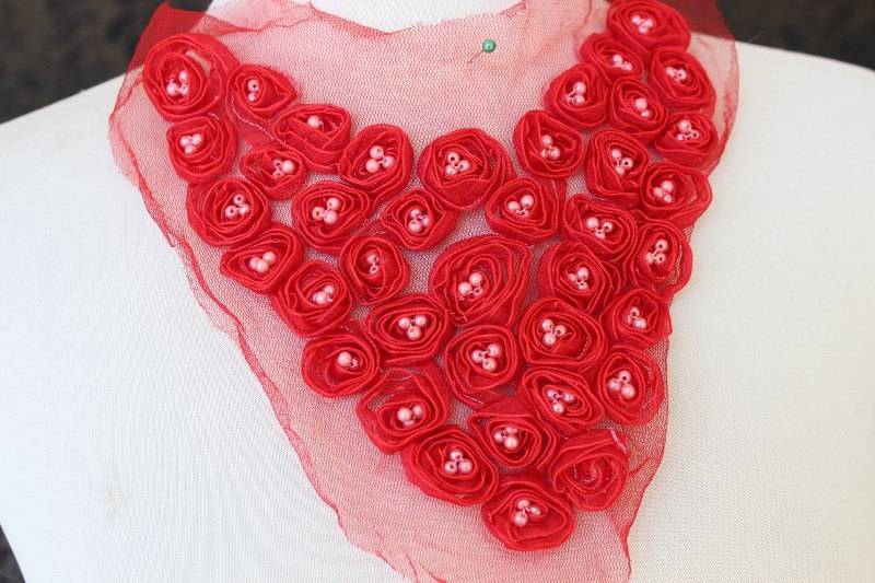 Niedlich Bestickt Und Perlen Organza Applikation Rot Farbe 1 Stück Angebot Niedlich Bestickt Und Perlen Organza Applikation Rot Farbe 1 Stück Angebot von CraftsWarehouseHub