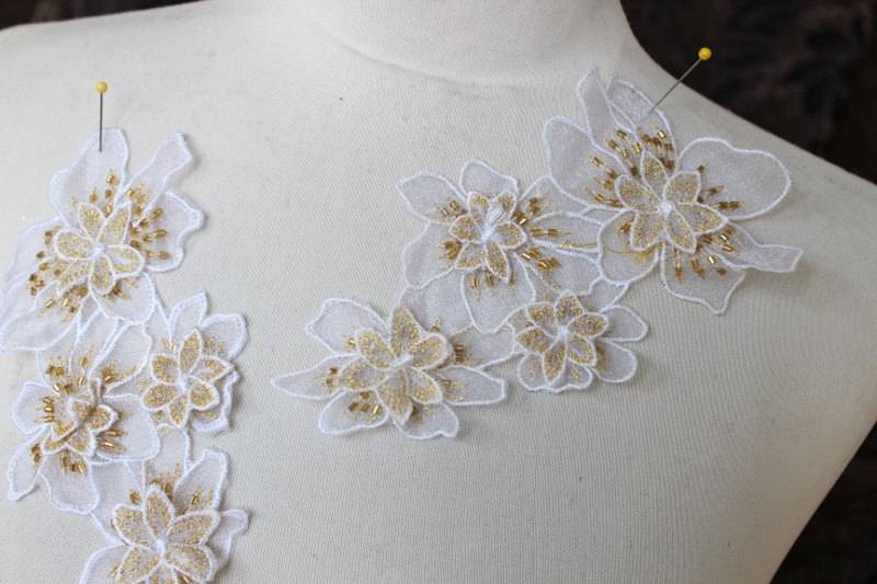 Niedlich Bestickt Und Perlen Organza Blume Applikation Weiße Farbe 2 Stück Angebot von CraftsWarehouseHub