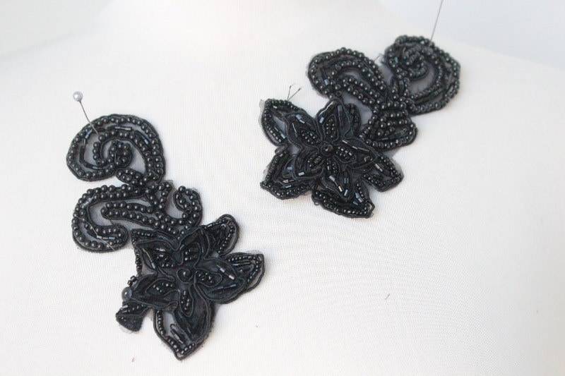 Niedlich Bestickt Und Perlen Organza Blume Applique Schwarze Farbe 2 Stücke Angebot Niedlich Bestickt Und Perlen Organza Blume Applique Schwarze Farbe 2 Stücke Angebot von CraftsWarehouseHub