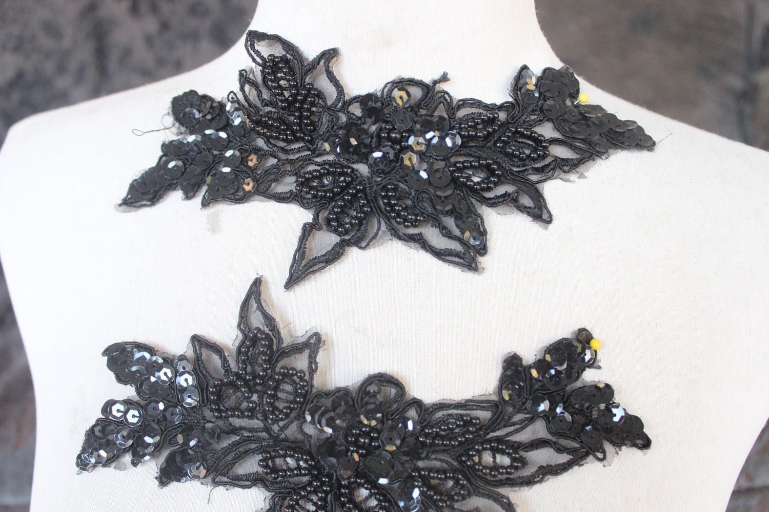 Niedlich Bestickt Und Perlen Organza Blume Applique Schwarze Farbe 2 Stücke Angebot von CraftsWarehouseHub