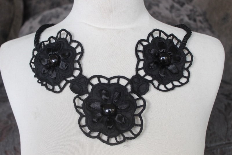 Niedlich Bestickt Und Perlen Untere Applikation Schwarz Farbe 1 Stück Angebot Niedlich Bestickt Und Perlen Untere Applikation Schwarz Farbe 1 Stück Angebot von CraftsWarehouseHub