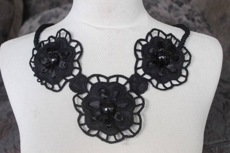 Niedlich Bestickt Und Perlen Untere Applikation Schwarz Farbe 1 Stück Angebot Niedlich Bestickt Und Perlen Untere Applikation Schwarz Farbe 1 Stück Angebot von CraftsWarehouseHub