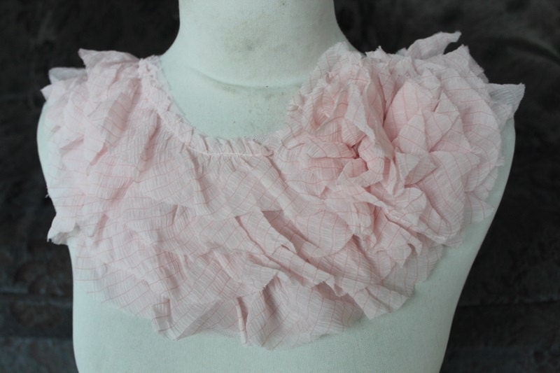 Niedliche Applikation Mit Rüschen Und Blume in Babyrosa von CraftsWarehouseHub