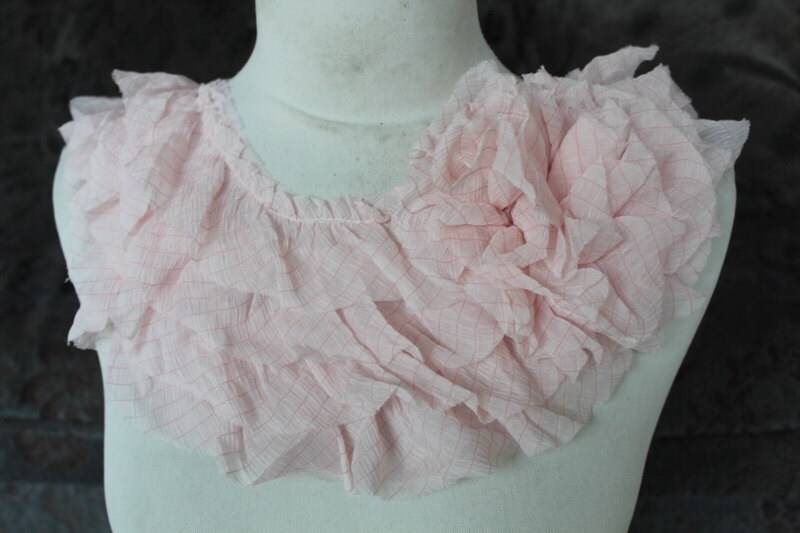 Niedliche Applikation Mit Rüschen Und Blume in Babyrosa von CraftsWarehouseHub