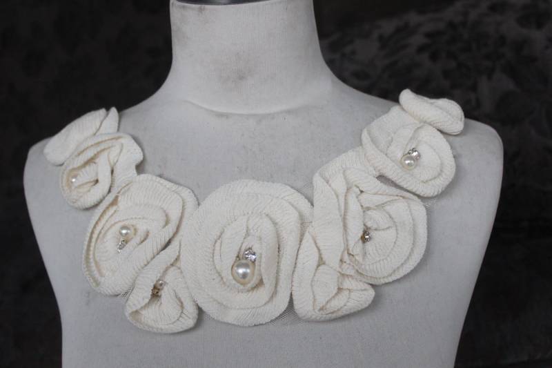 Niedliche Bestickt Und Perlen Blume Applikation Elfenbein Farbe Niedliche Bestickt Und Perlen Blume Applikation Elfenbein Farbe von CraftsWarehouseHub