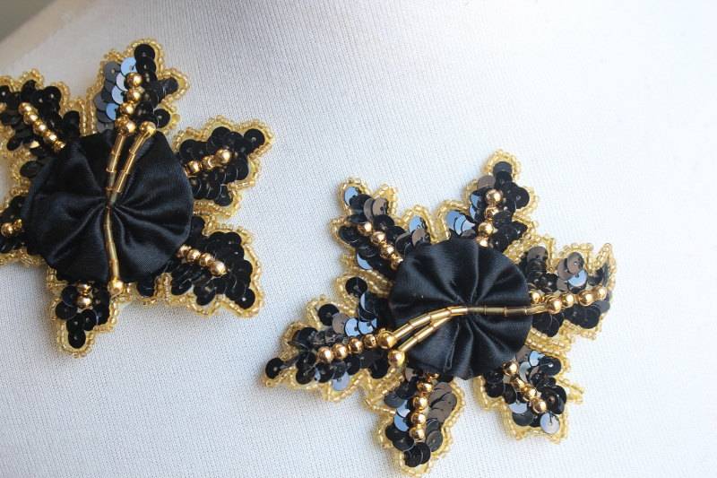 Niedliche Bestickt Und Perlen Blume Applikation Gold Schwarz Farbe 1 Stück Niedliche Bestickt Und Perlen Blume Applikation Gold Schwarz Farbe 1 Stück von CraftsWarehouseHub