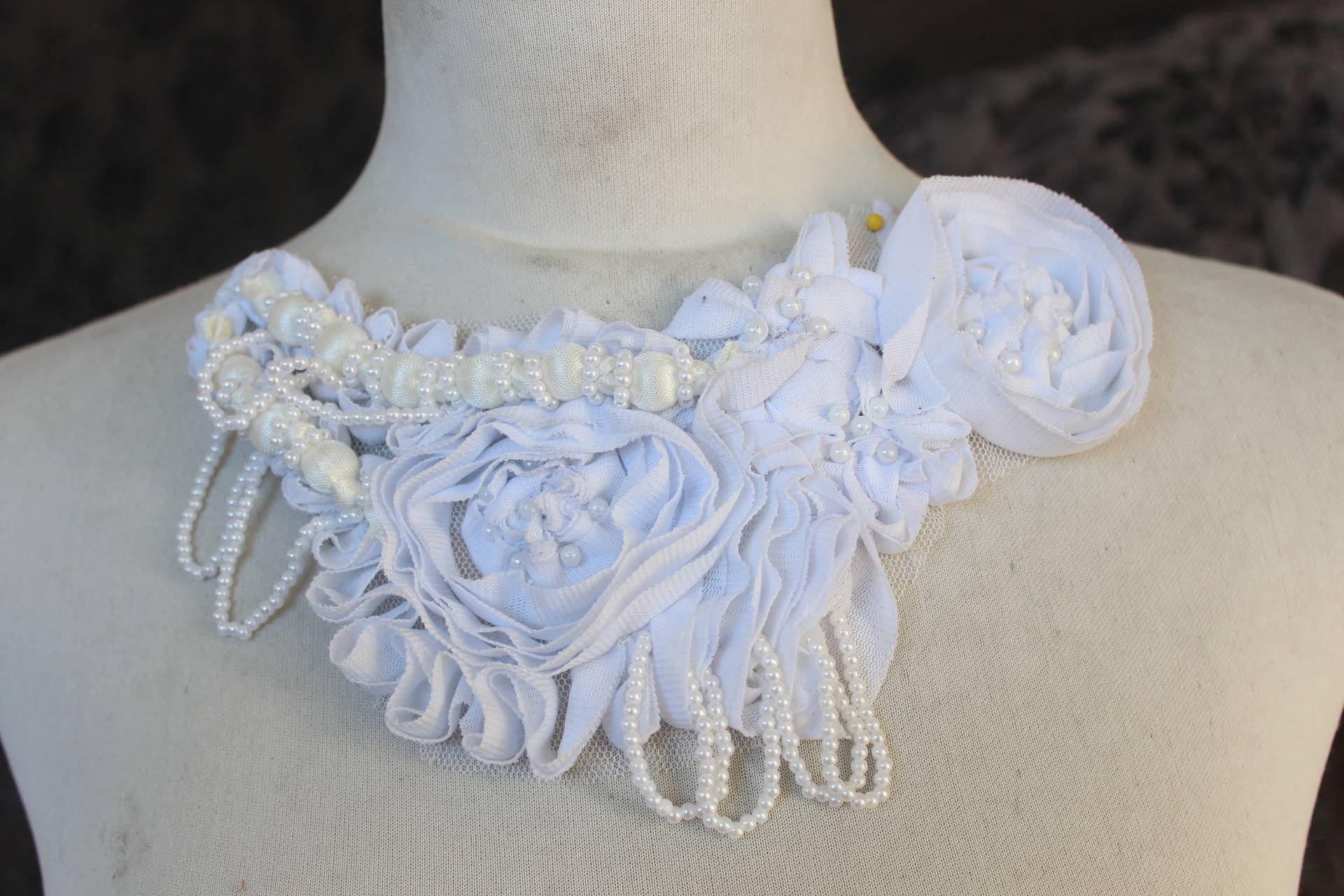 Niedliche Bestickt Und Perlen Blume Applikation Weiße Farbe von CraftsWarehouseHub