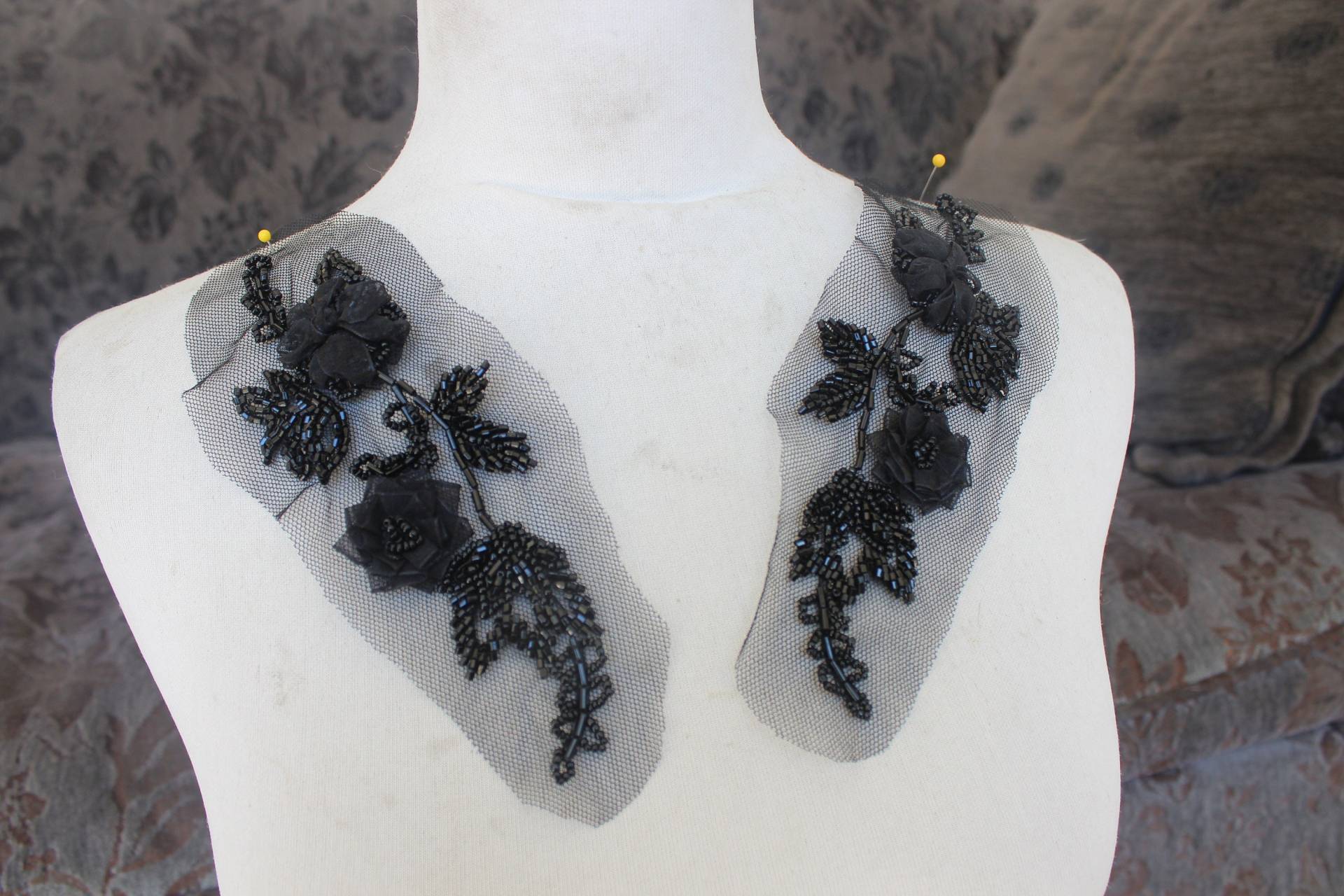 Niedliche Bestickt Und Perlen Blume Applique Schwarze Farbe 2 Stücke Angebot Niedliche Bestickt Und Perlen Blume Applique Schwarze Farbe 2 Stücke Angebot von CraftsWarehouseHub