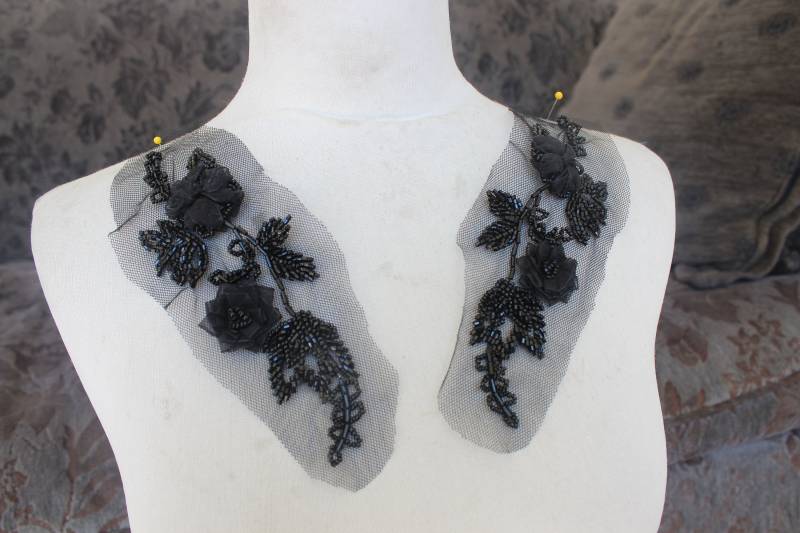 Niedliche Bestickt Und Perlen Blume Applique Schwarze Farbe 2 Stücke Angebot Niedliche Bestickt Und Perlen Blume Applique Schwarze Farbe 2 Stücke Angebot von CraftsWarehouseHub