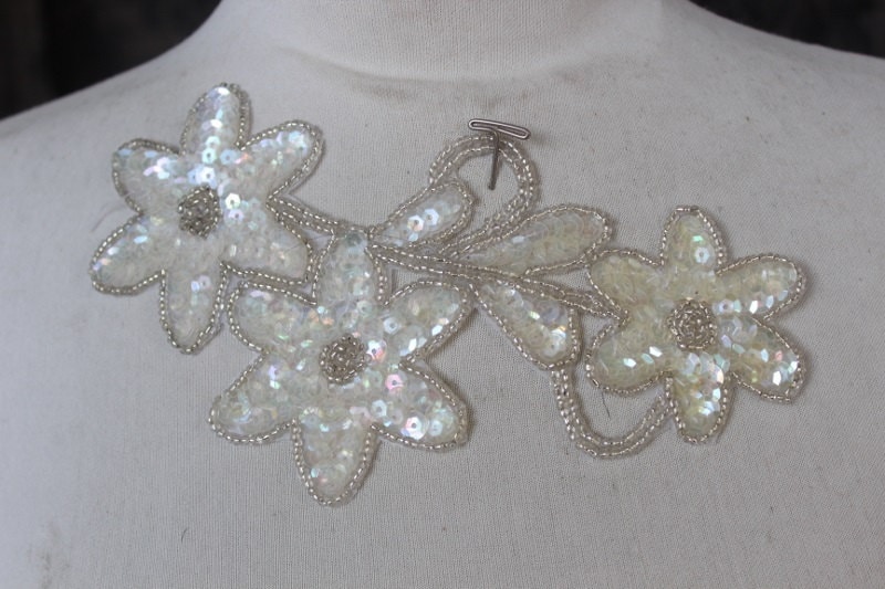 Niedliche Bestickt Und Perlen Blumeapplique Mit Pailletten 1 Stück Angebot von CraftsWarehouseHub