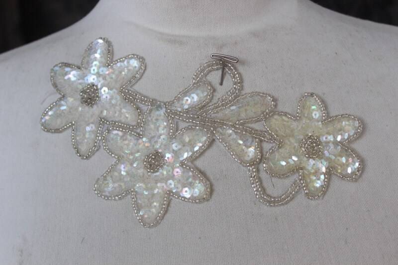 Niedliche Bestickt Und Perlen Blumeapplique Mit Pailletten 1 Stück Angebot von CraftsWarehouseHub